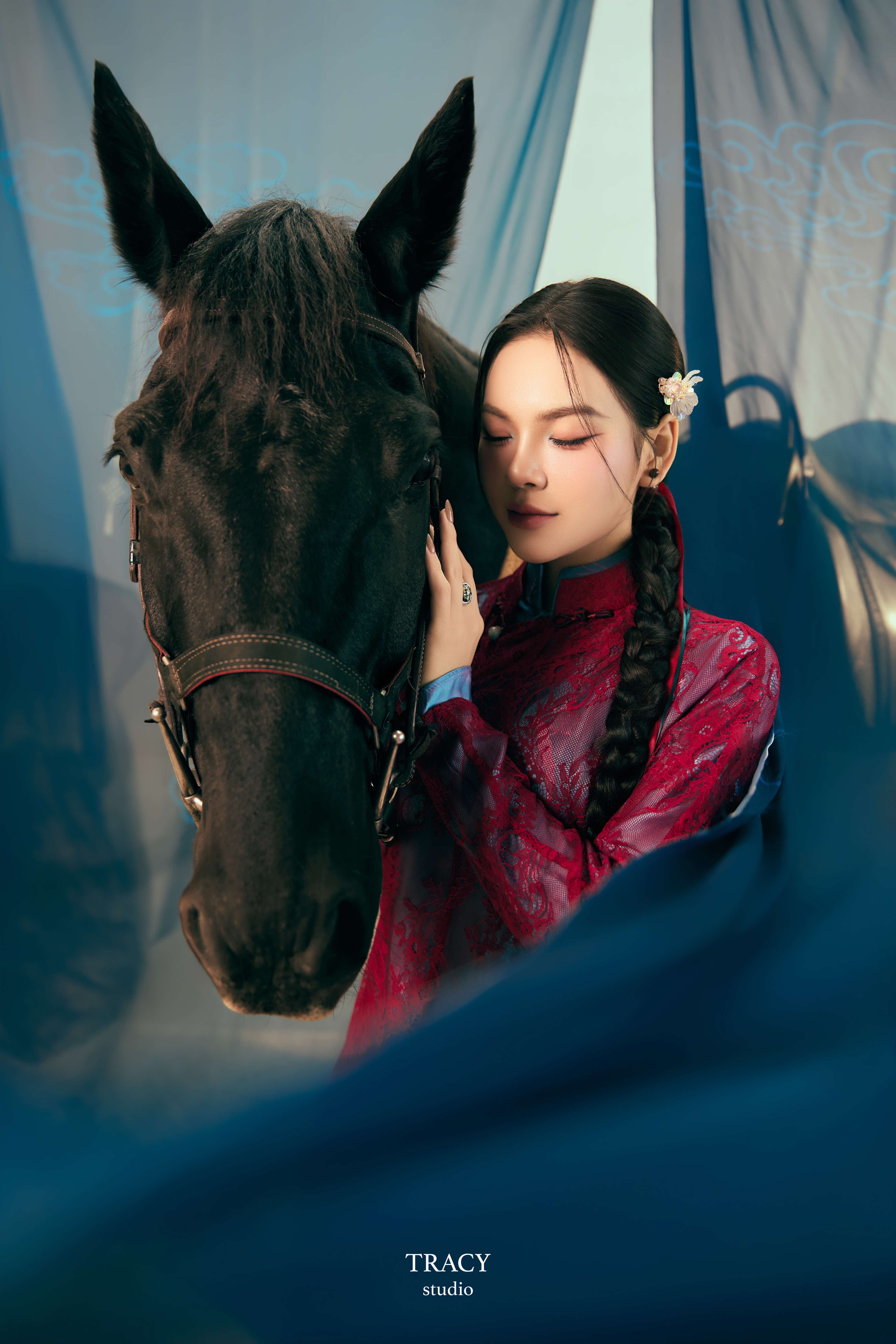 frontend/img/gallery/anh-tet-yem-ao-dai/tracy-studio-chup-concept-ma-dao-thanh-cong (7).jpg